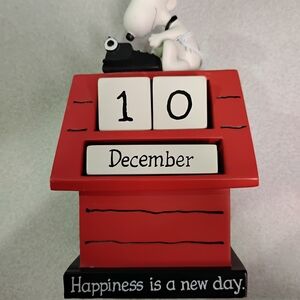 Snoopy Red Desk Calendar